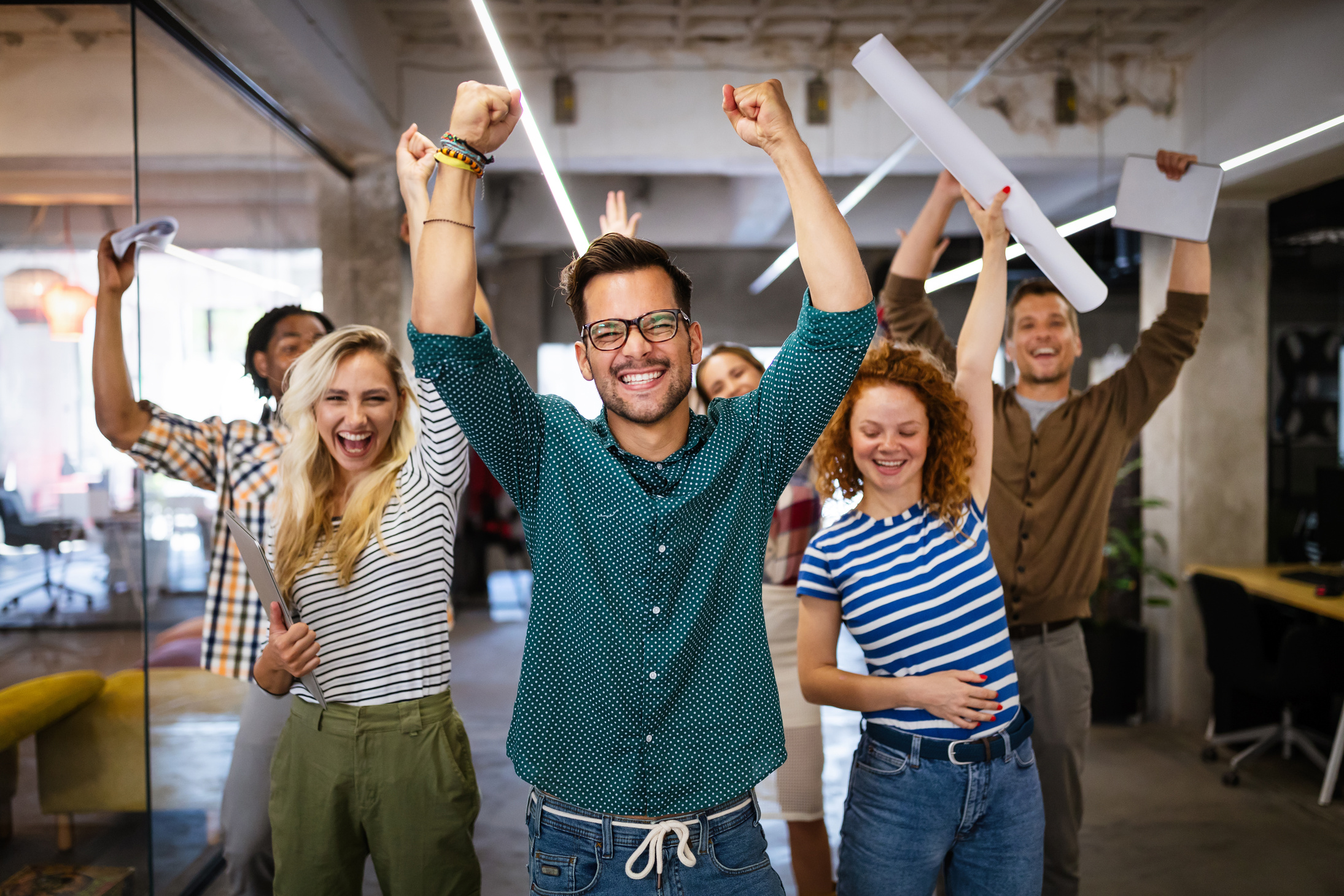 Equipo celebrando resultados